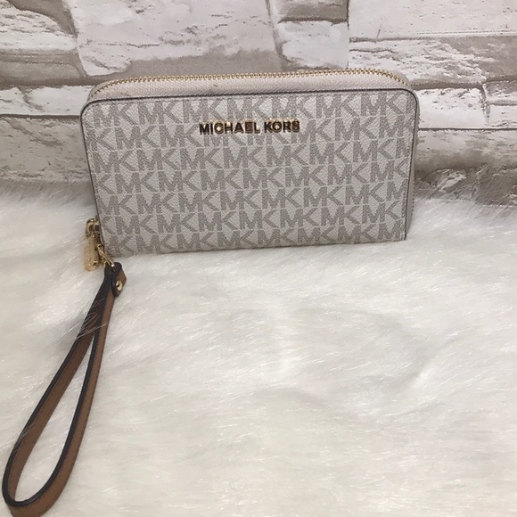 MICHAEL Michael Kors Handbags - Michael kors vanilla wallet.